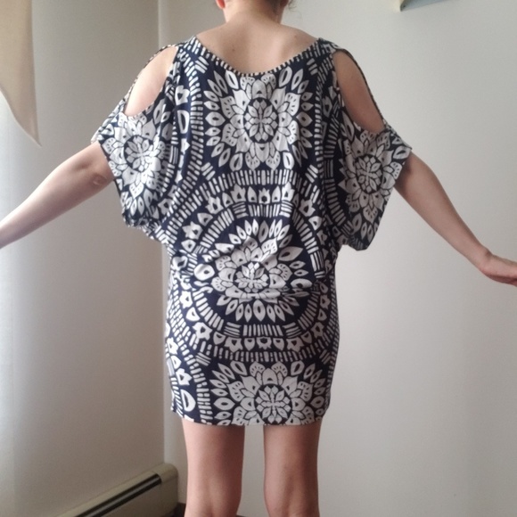 NWT Trina Turk Printed Cold shoulder Tunic Coverup - Picture 5 of 6